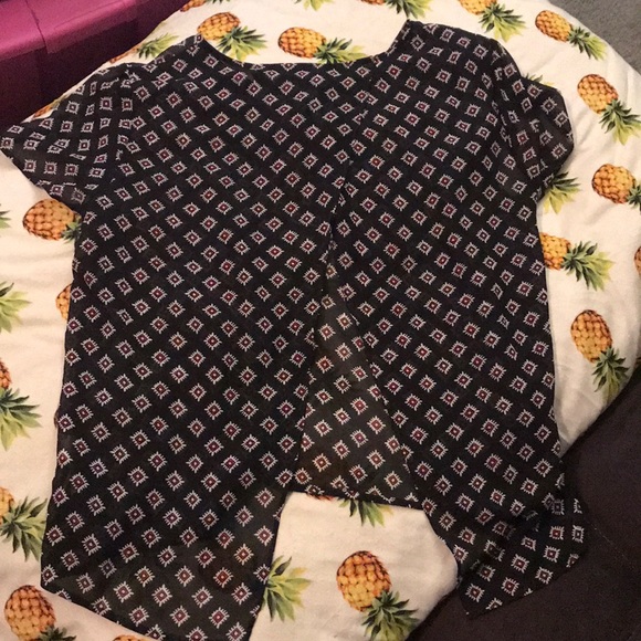 Sheer short sleeve and tulip open back Gap top - Picture 3 of 4